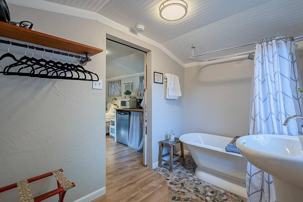Cute Peaceful Tiny House Getaway W Backyard - Summer Rates! Holiday home
