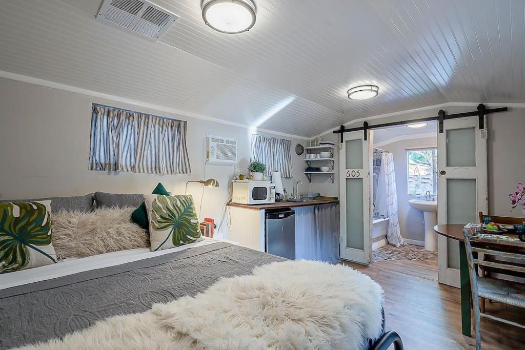 Holiday home Cute Peaceful Tiny House Getaway W Backyard - Summer Rates! *