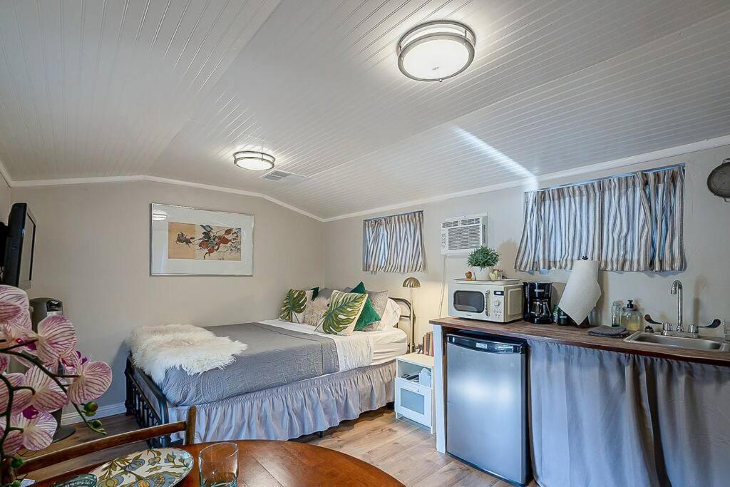 Holiday home Cute Peaceful Tiny House Getaway W Backyard - Summer Rates! *