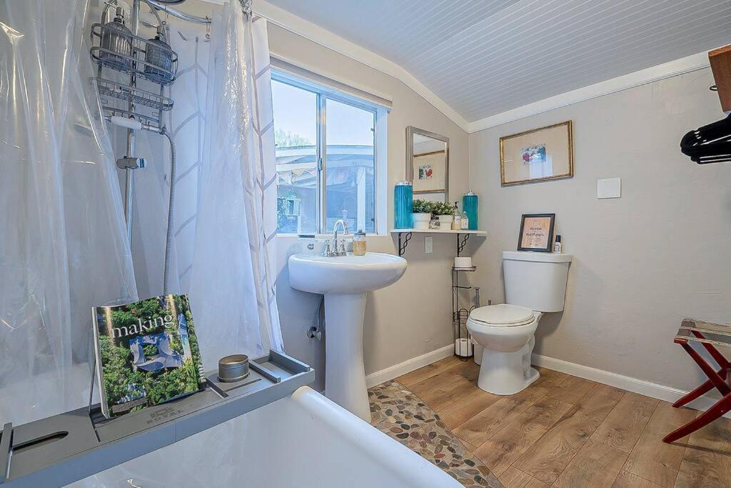Holiday home Cute Peaceful Tiny House Getaway W Backyard - Summer Rates!