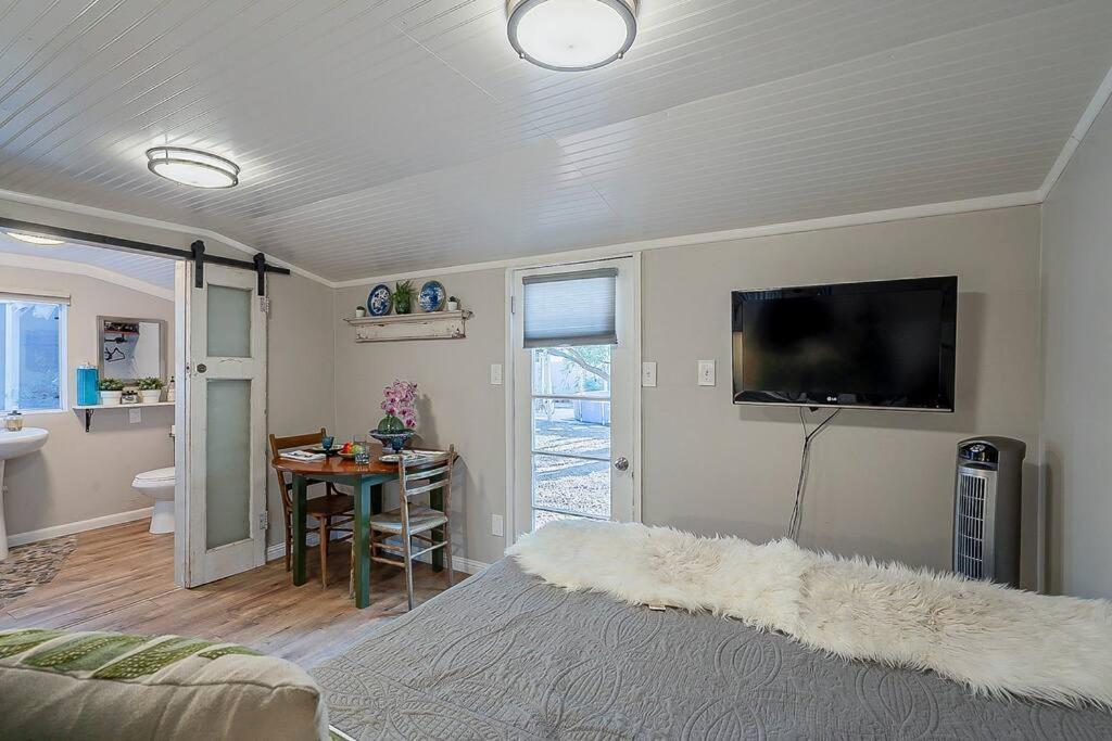 Cute Peaceful Tiny House Getaway W Backyard - Summer Rates!