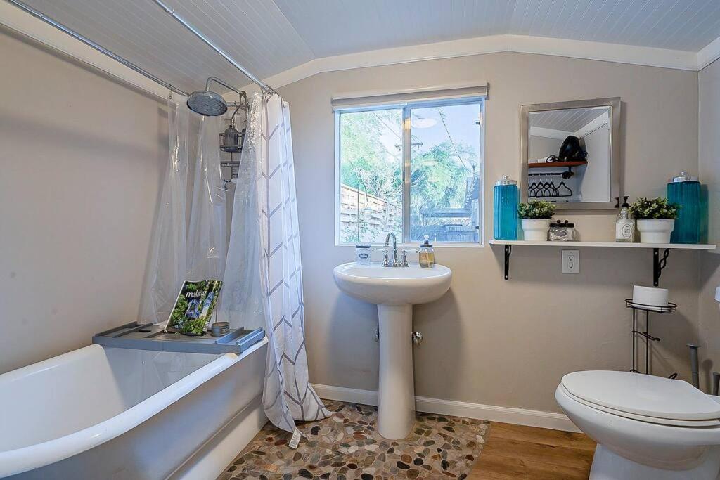 Cute Peaceful Tiny House Getaway W Backyard - Summer Rates! *