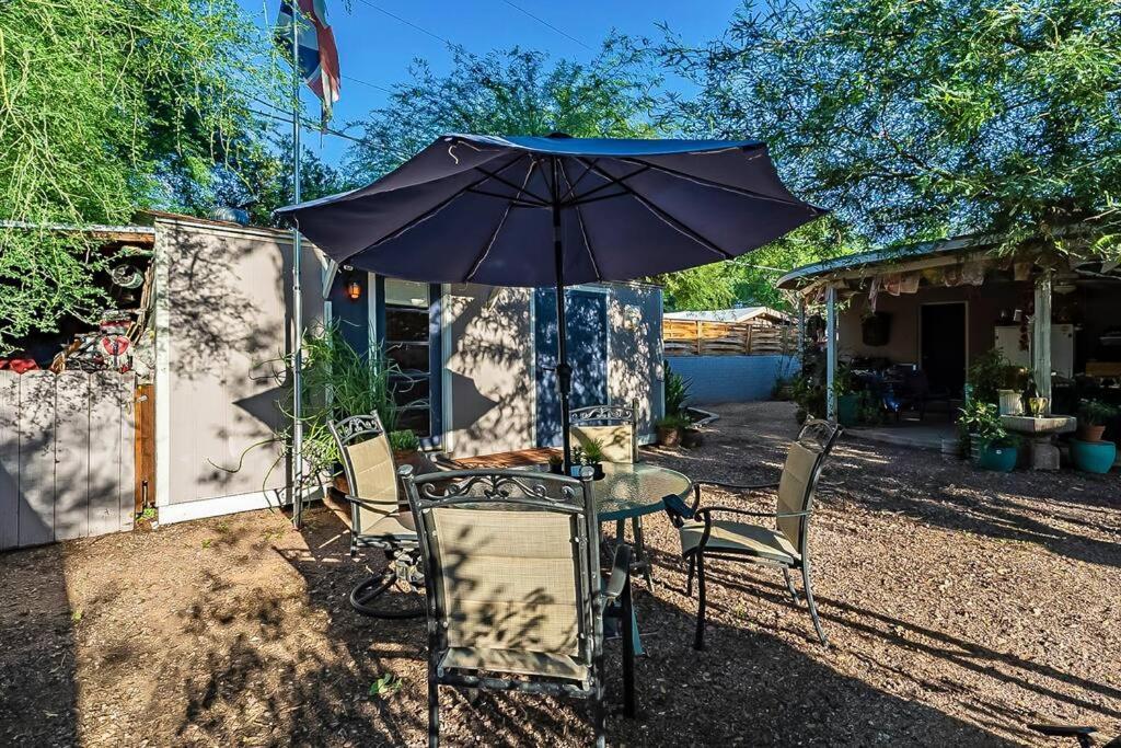 Cute Peaceful Tiny House Getaway W Backyard - Summer Rates! Holiday home *